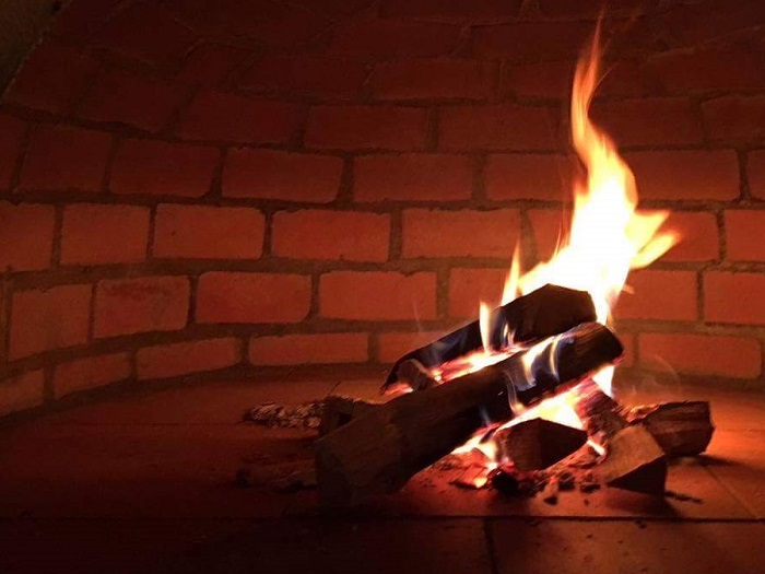 Démarrage du feu : Mise en chauffe 1h30 à l'avance et à feu et section de bois sec progressif. Risque de fissure si choc thermique.